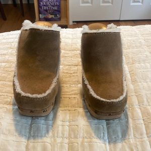 Hardly worn UGG clogs. Condition like new!